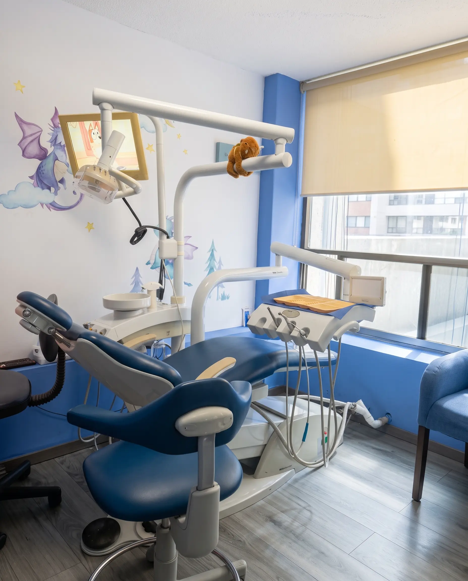Sillón dental pediátrico con ambiente infantil